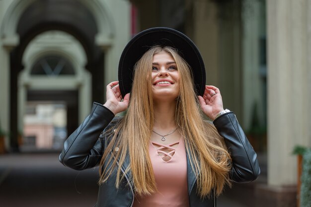 Jeune belle blonde au chapeau noir. Bannière avec espace copie