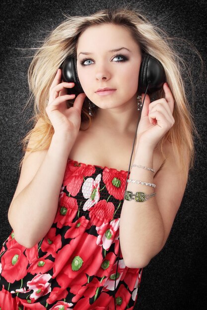 La jeune belle blonde écoute la musique