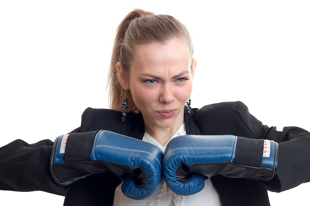 Photo jeune belle blonde avec un visage sérieux garde les mains dans les gants de boxe close-up isolé sur fond blanc