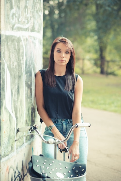 jeune belle brune cheveux raides femme à l&#39;aide de vélo