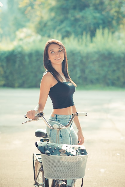 jeune belle brune cheveux raides femme à l&#39;aide de vélo