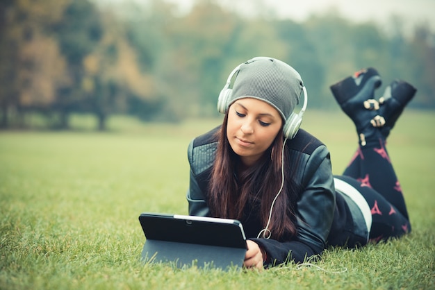 jeune belle brune cheveux raides femme dans le parc