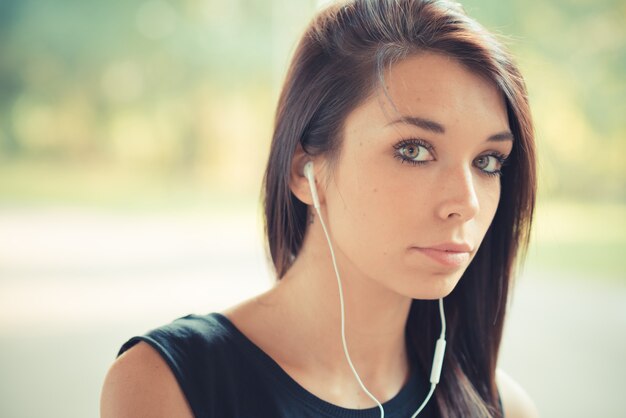 jeune belle brune cheveux raides femme écoute la musique