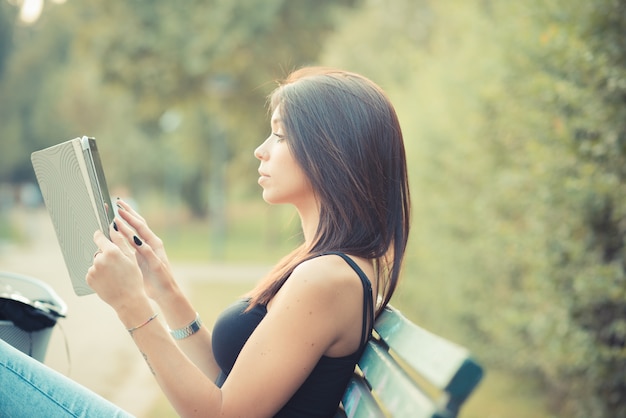 jeune belle brune cheveux raides femme avec tablette