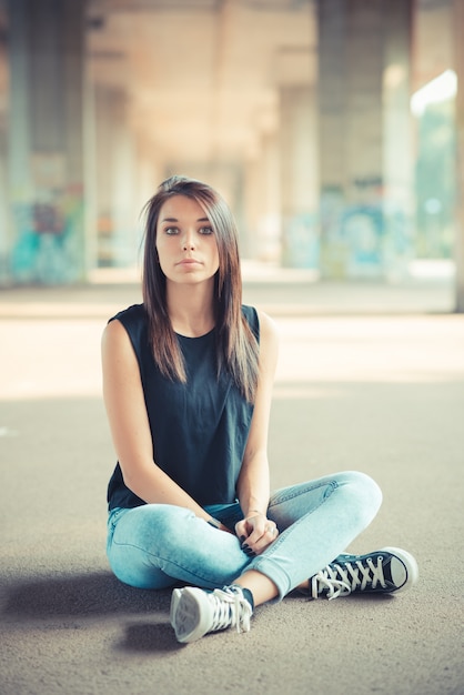 jeune belle brune cheveux raides femme