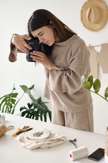 La jeune belle créatrice prend des photos de son travail