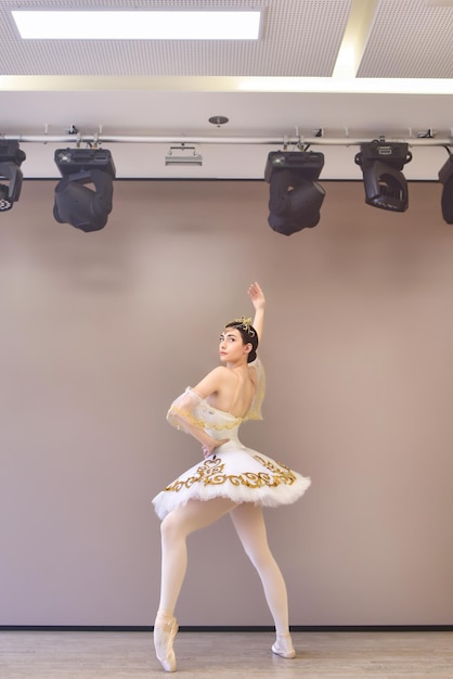 Jeune belle danseuse de ballet s'entraînant à faire des pirouettes