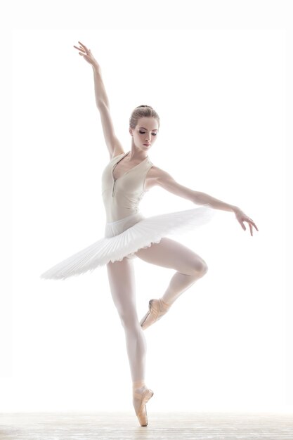 jeune belle danseuse posant sur un fond de studio