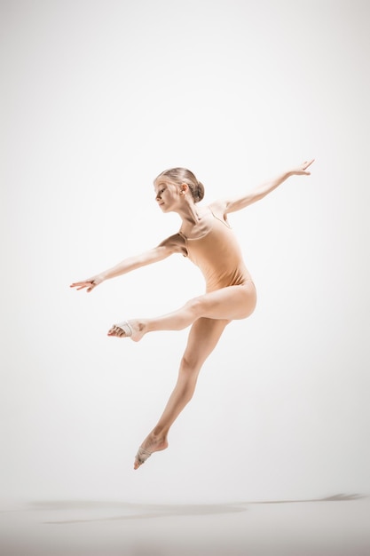 jeune belle danseuse posant sur un fond de studio