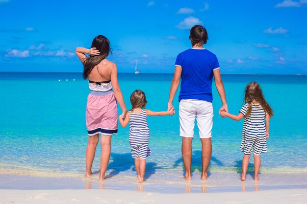 Jeune belle famille avec deux enfants en vacances d'été