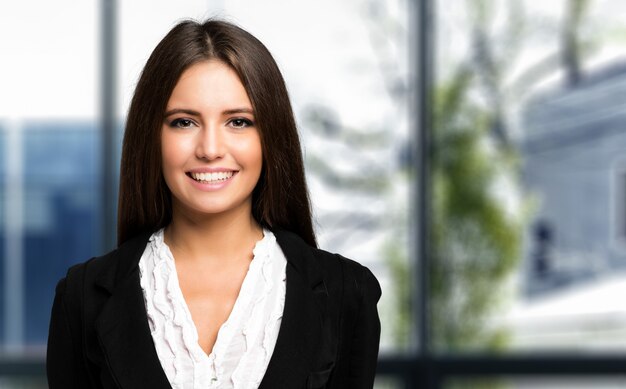 Jeune belle femme d&#39;affaires