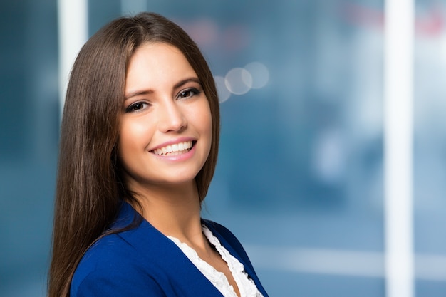 Jeune belle femme d&#39;affaires