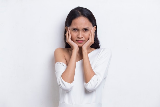 Jeune belle femme asiatique choquée couvrant la bouche avec les mains pour erreur Concept secret