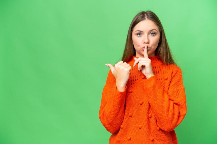 Photo jeune belle femme blonde sur un fond isolé
