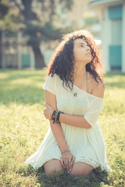 jeune belle femme bouclée marocaine