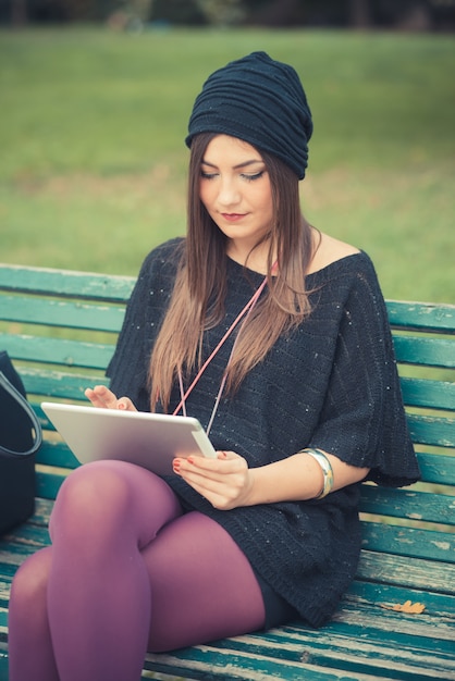 jeune belle femme brune avec une tablette