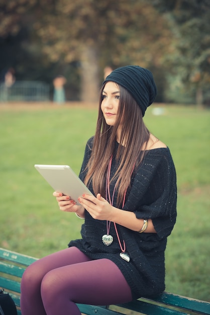 jeune belle femme brune avec une tablette