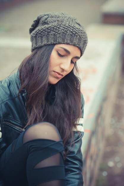 jeune belle femme brune