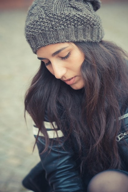 jeune belle femme brune