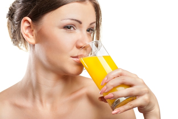 Jeune belle femme buvant du jus d'orange