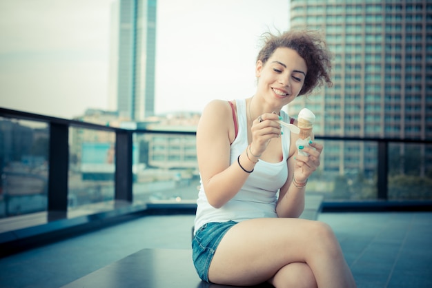 jeune belle femme cheveux longs bouclés hipster