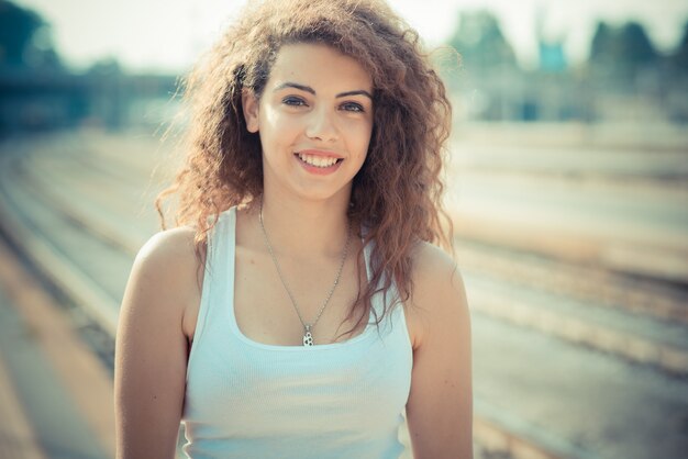 jeune belle femme cheveux longs bouclés hipster