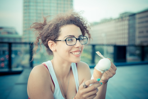 Photo jeune belle femme cheveux longs bouclés hipster