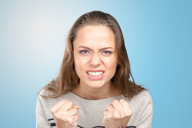 Photo jeune belle femme en colère frustrée