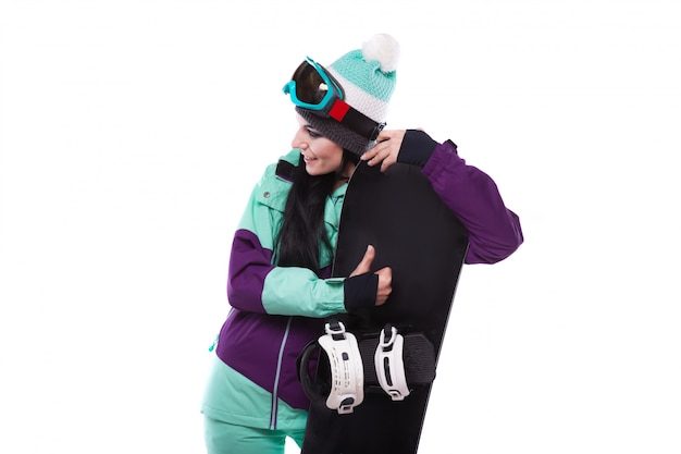 Photo jeune belle femme en costume de ski violet tenir snowboard