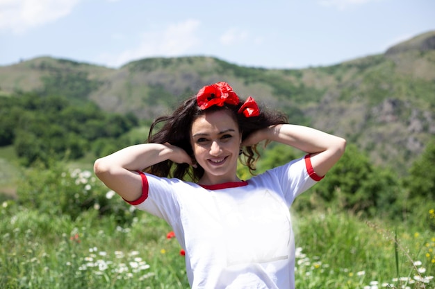 Une jeune et belle femme dans un champ de tulipes.