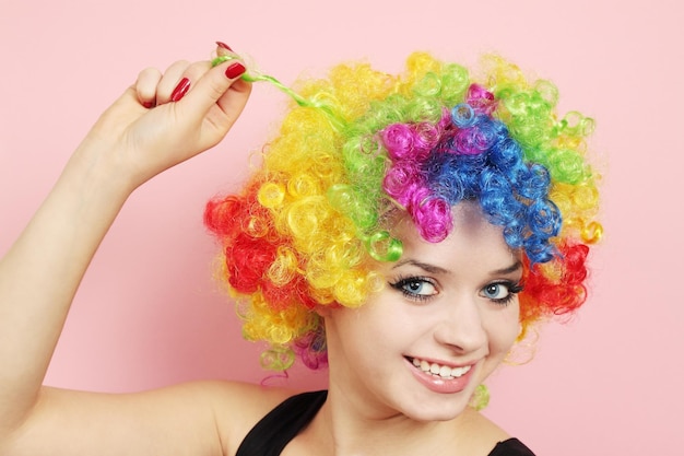 Jeune belle femme dans la perruque du clown