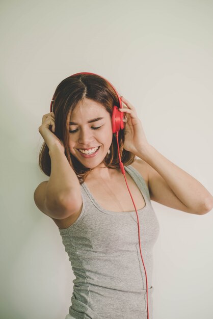 Jeune belle femme écoutant de la musique avec des écouteurs