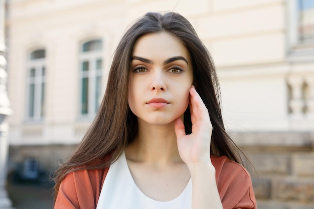 Jeune belle femme élégante marchant