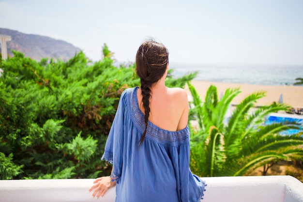 Jeune belle femme à l&#39;extérieur pendant les vacances