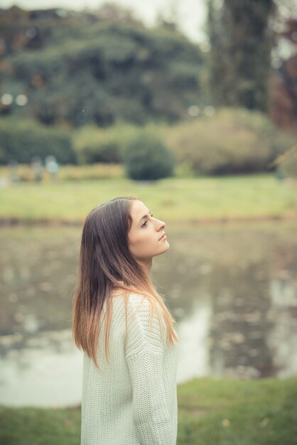 jeune belle femme fille automne