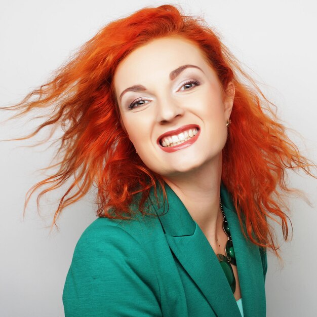 Jeune belle femme avec grand sourire heureux