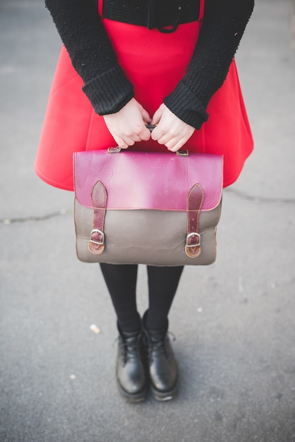 Photo jeune belle femme habillée de hipster vintage rouge