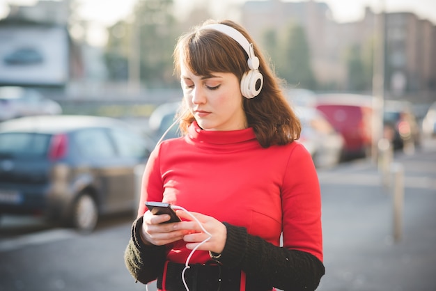 jeune belle femme habillée de hipster vintage rouge