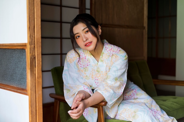 Jeune belle femme japonaise portant un kimono