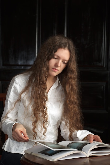 Jeune belle femme lisant un livre