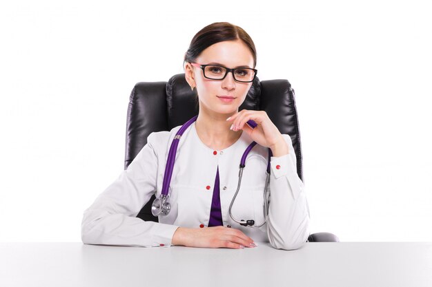 Jeune belle femme médecin assis dans son lieu de travail en attente de patient sur blanc