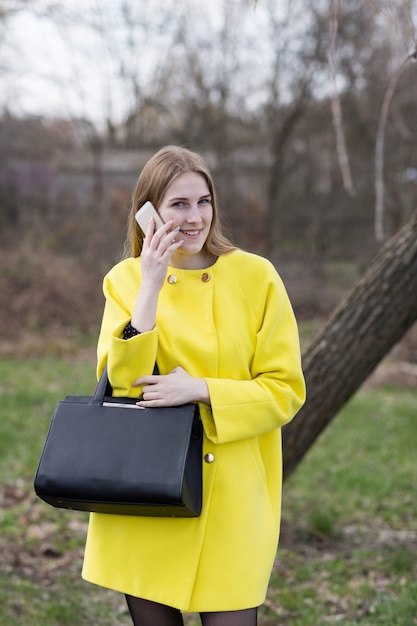 Jeune belle femme parlant au téléphone cellulaire