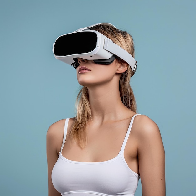 Une jeune et belle femme portant un casque VR et expérimentant le concept de technologie futuriste de la réalité virtuelle