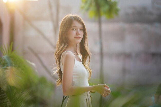 Jeune belle femme posant à l'intérieur, Portrait à la mode d'une belle femme dans une villa tropicale.