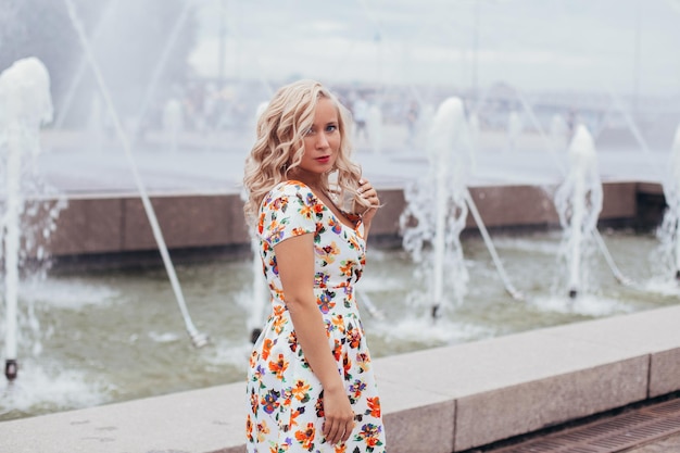 Jeune belle femme près de la mer à l'heure d'été