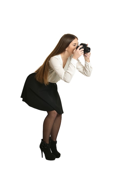 Jeune belle femme de race blanche avec appareil photo sur fond blanc