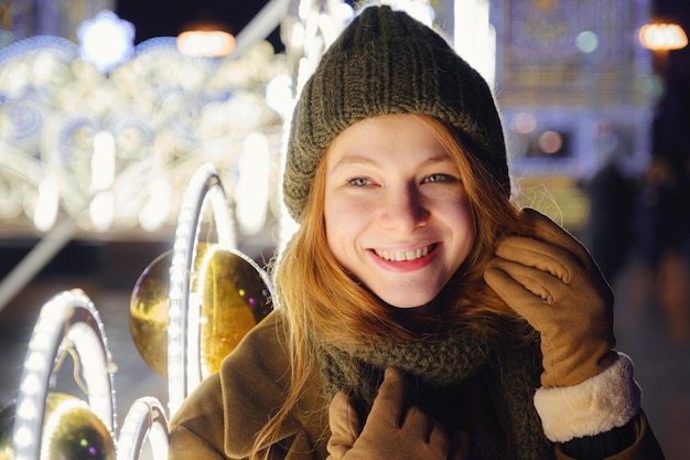 Jeune belle femme souriante heureuse posant dans la rue