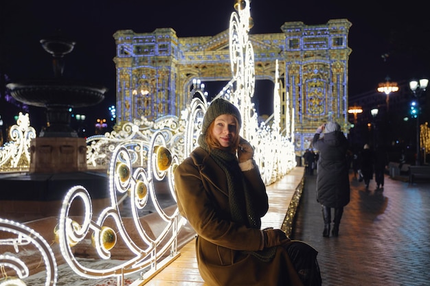 Jeune belle femme souriante heureuse posant dans la rue