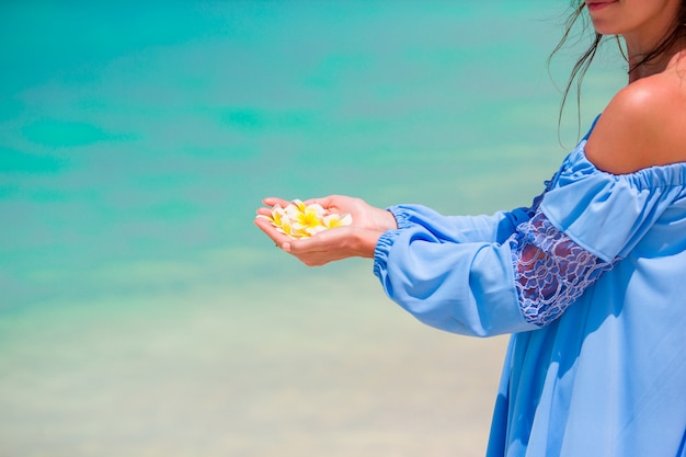 Jeune belle femme en vacances à la plage