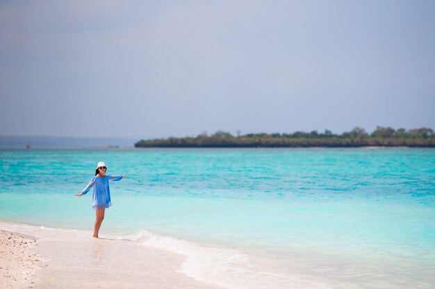 Jeune belle femme en vacances à la plage